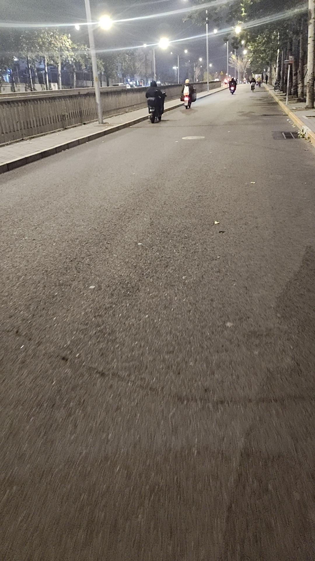 下班路上人越来越少了，北京的冬天来了。