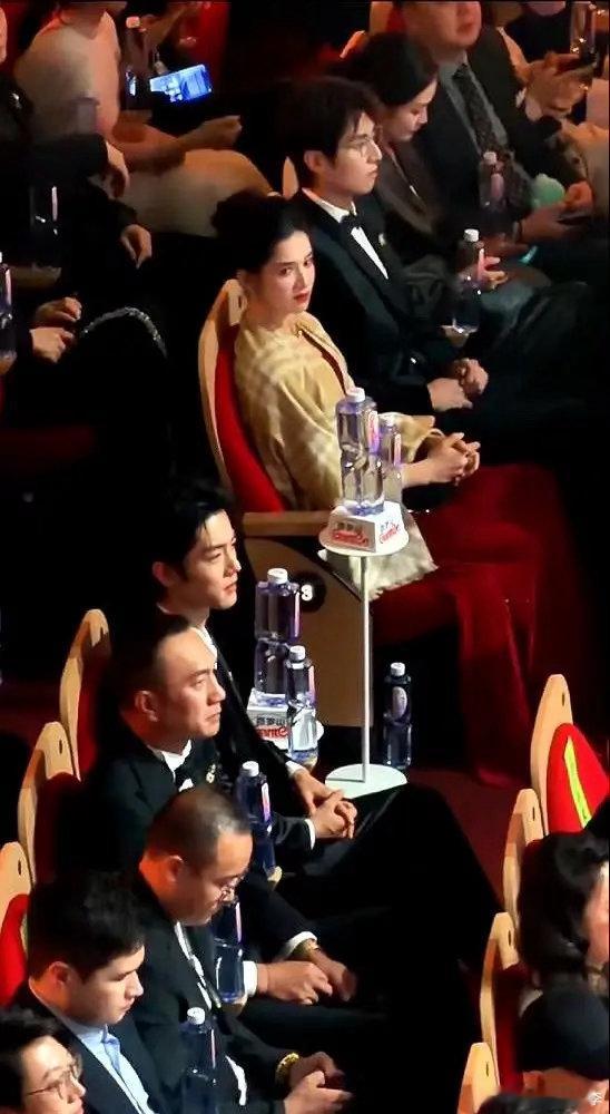 台上杨紫正举着奖杯激动发言，台下张婧仪的眼神却像装了雷达。他俩从《藏海传》里走出