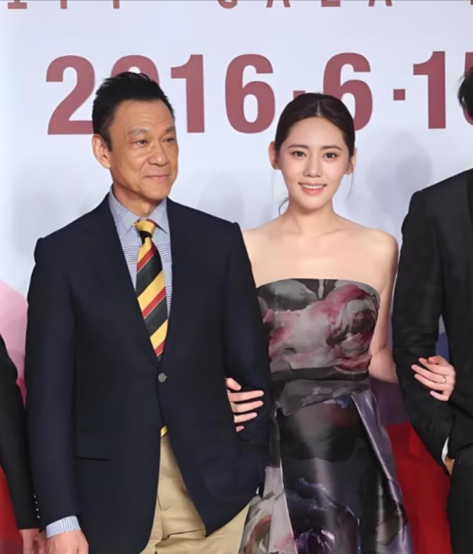 2011 年，65 岁的王学圻做出了一个震惊圈内外的决定，不顾结婚 40 年的发