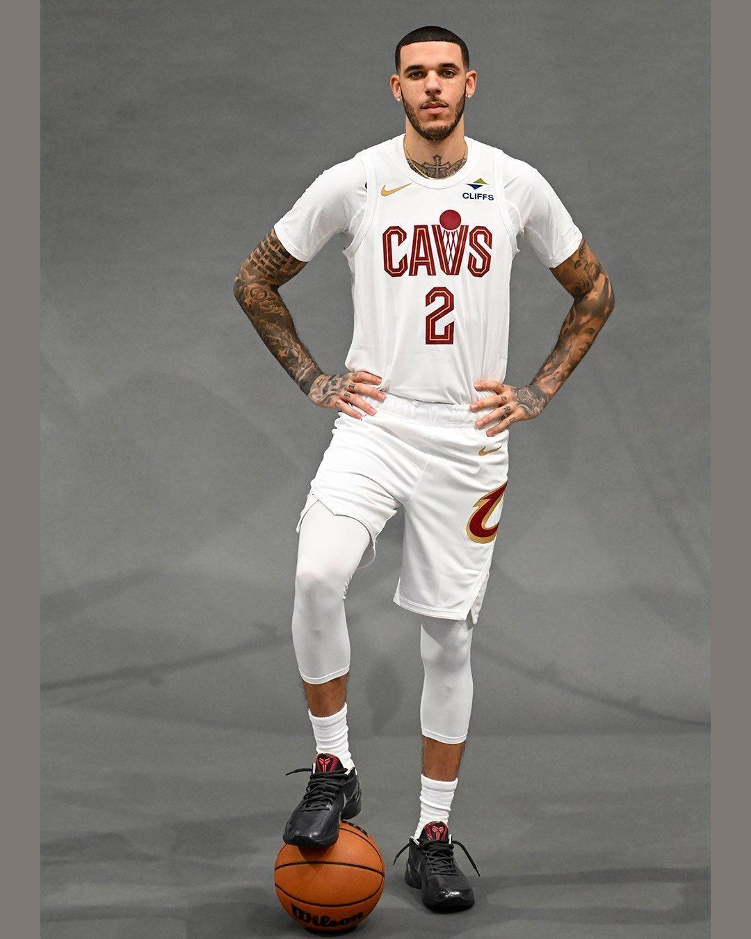 骑士队除了持续推进与湖人队关于亨特的交易谈判外，同时也在探讨交易老将后卫朗佐-鲍