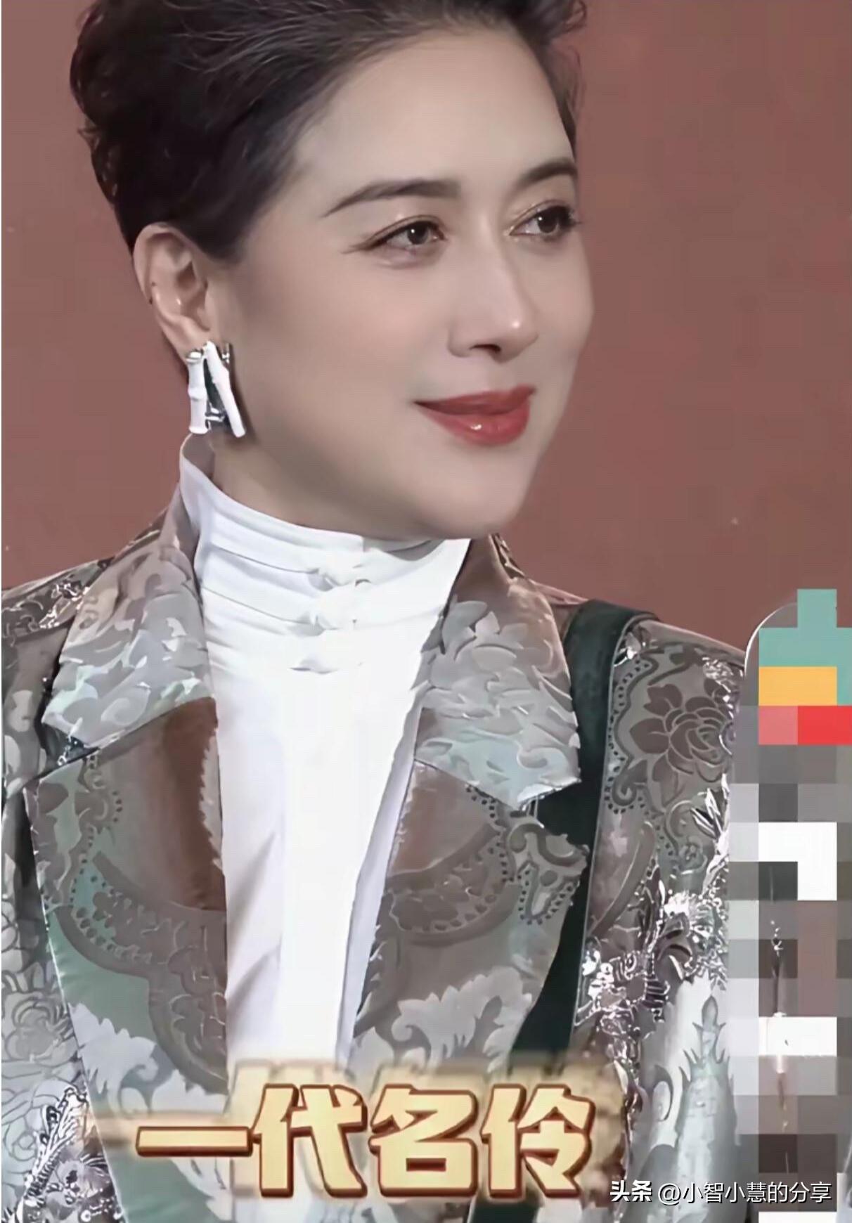 她长得太漂亮了，这样的气质比年轻时候的朱琳都要好看。有颜值、有气质、人见人爱，是