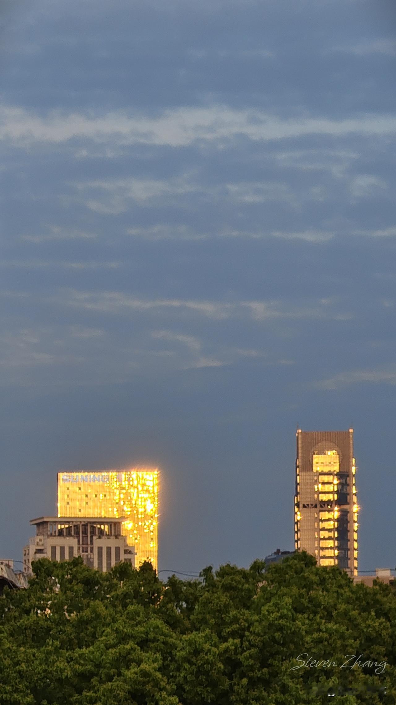 不是灯光，是阳光的反射！
所以，即便真相就摆在那里，​肉眼看到的也不一定是真的，