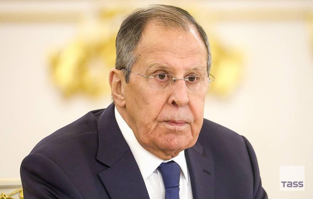 新闻快讯——俄罗斯外长拉夫罗夫在接受土耳其媒体采访时指出，乌克兰是西方的棋子与工