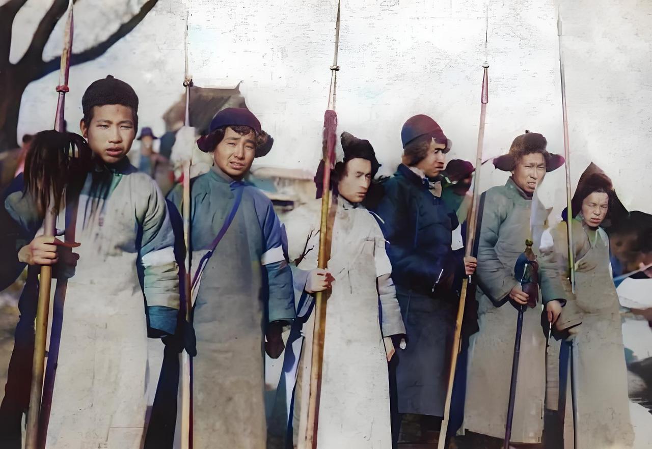 这是一张老照片，定格了1932年东北民众自发加入东北抗日义勇军的场景。画面中，几