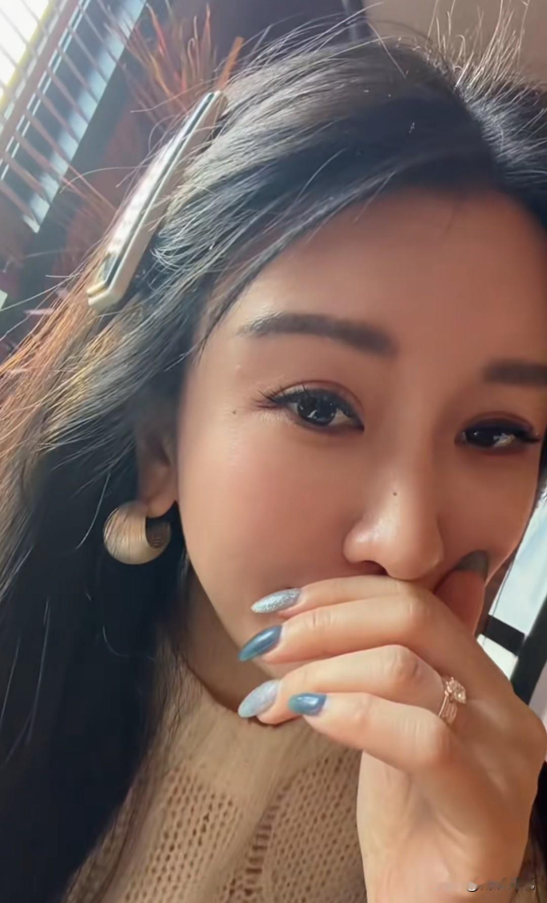 香闺静，云鬓斜，日光软软吻窗纱；假期轻，似落花，才拥满怀，又向天涯。