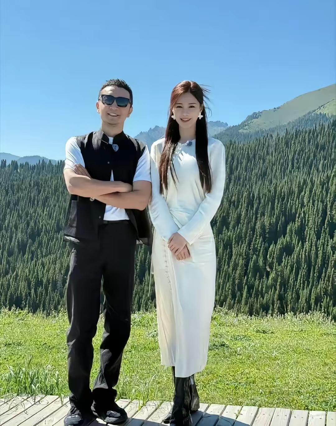 央视主持人小尼旁边女士是谁？非常好看