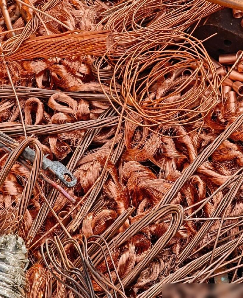 我爸攒了四年的废铜，足足两三百斤！听说铜价破七万八的消息，老爷子连夜把铜丝整理打
