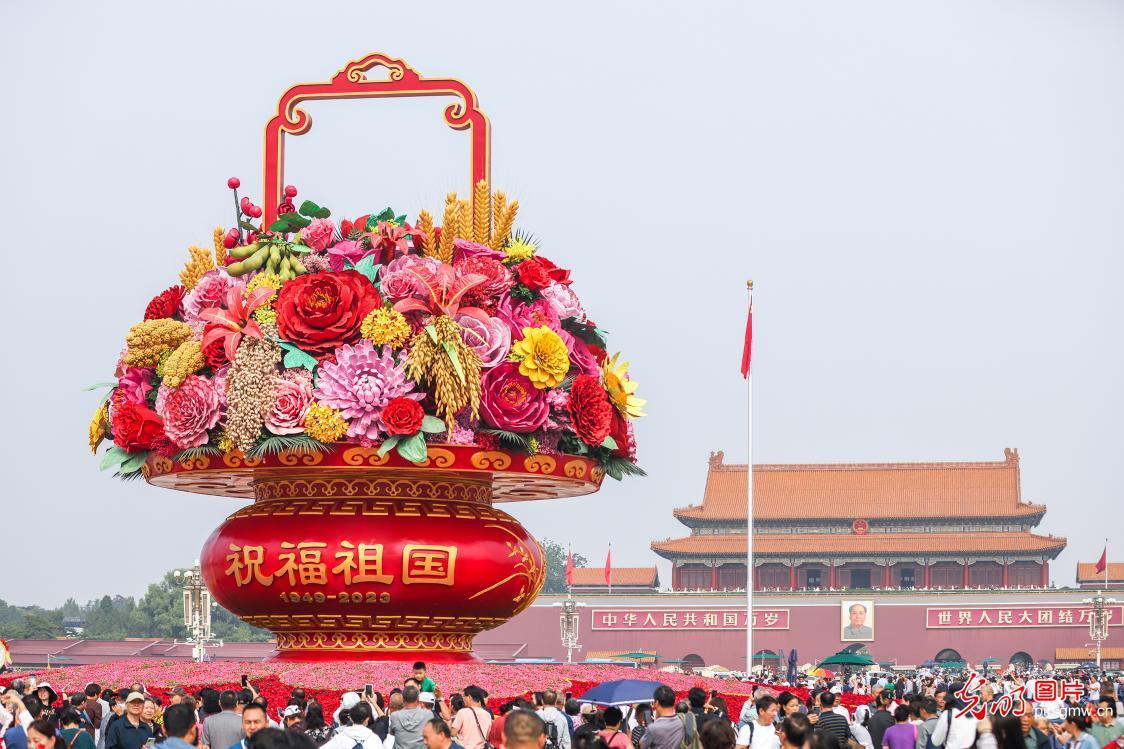 共参考14篇资料
天安门这只18米高的大花篮，藏着中国人刻进骨子里的浪漫
9月2