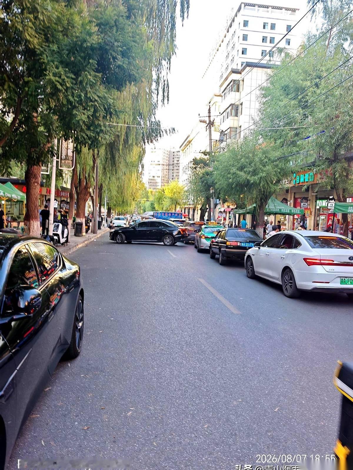 刚从万方城停车场出来，一脚油门，前面的车“嗖”地一下就横穿了出去。
不是变道，是