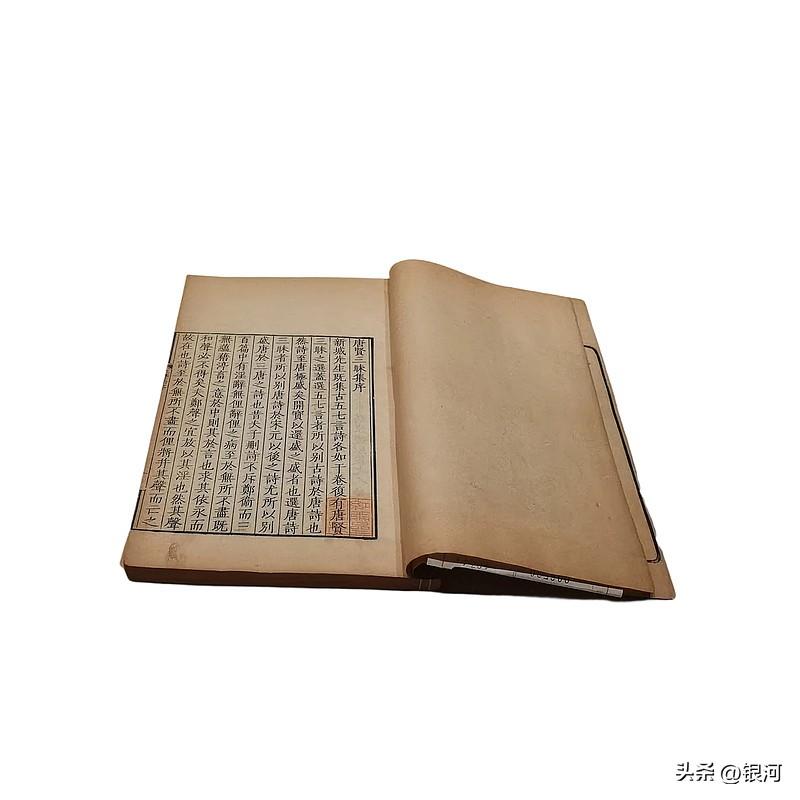 刷到这个上联的时候正泡着桂花茶翻旧诗集，瞬间被戳中了。
“一卷闲诗香岁月”，七个