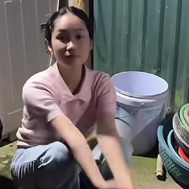 小松和秋秋在越南给五叔五婶盖房子，要办开工宴。开工宴只能在丈母娘家办，因为五婶这