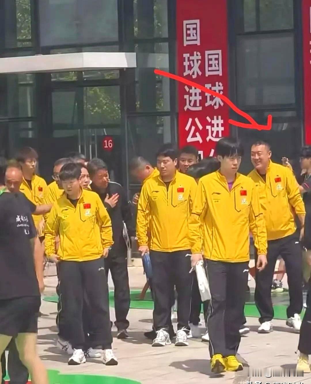 怪不得大番一下车就笑嘻嘻，今天确实是他的好日子，他火了！

要不说人家能火呢，平