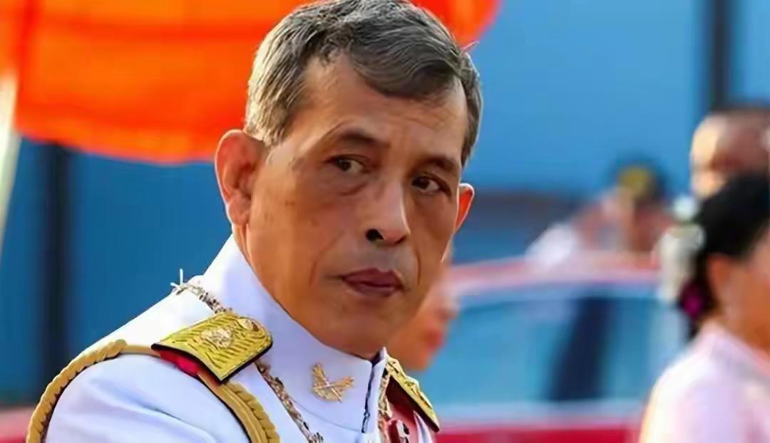 泰王豪掷211万抚恤金，鼓励泰军猛打柬埔寨，背后藏着什么大棋？