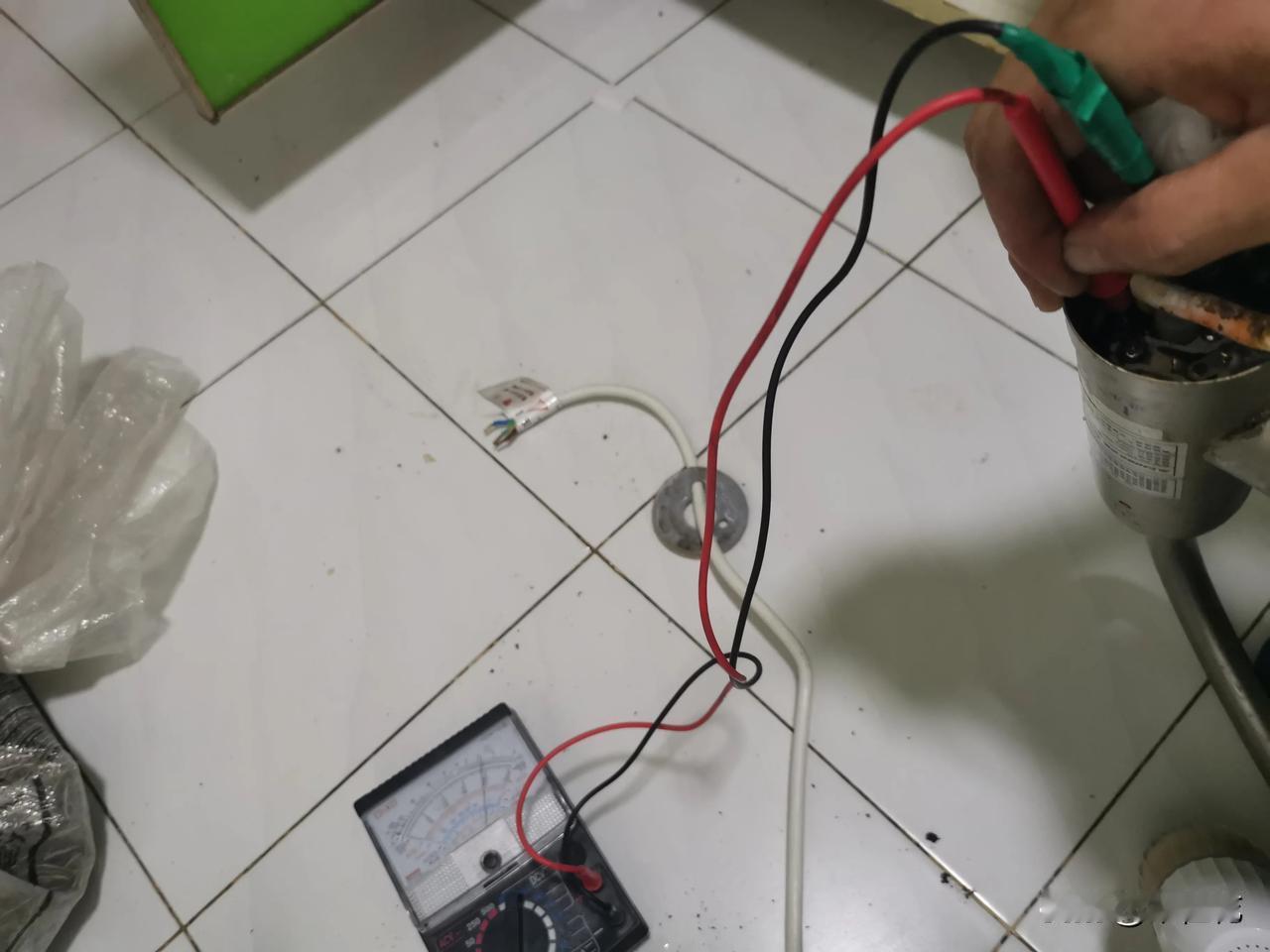 今天维修了家里一个罢工了的过水热，这个过水热已经用了三年时间了，安装在洗菜盆里，
