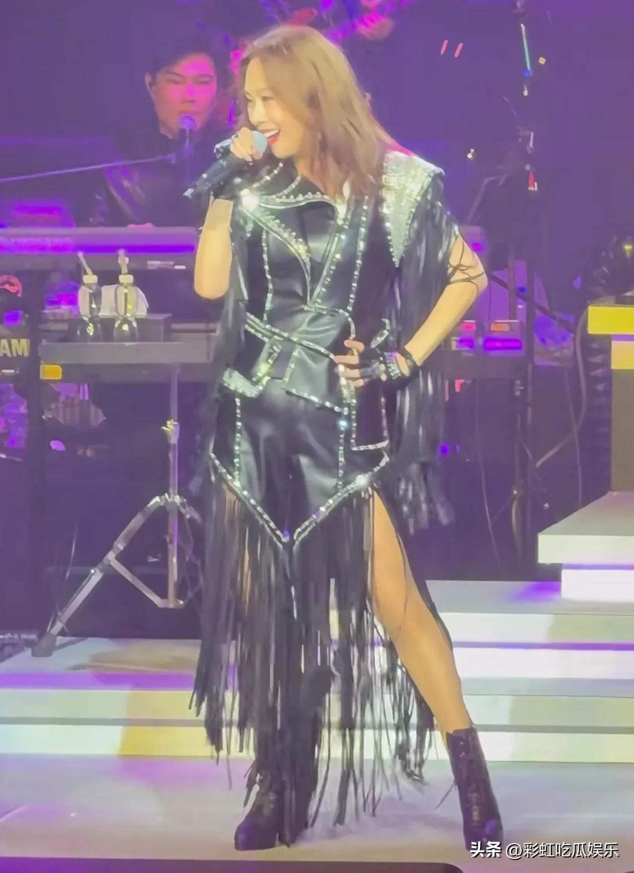 陈松伶在演唱会的造型像微商女强人，穿着流苏皮裙，风格摇滚可是不适合她。

陈松伶