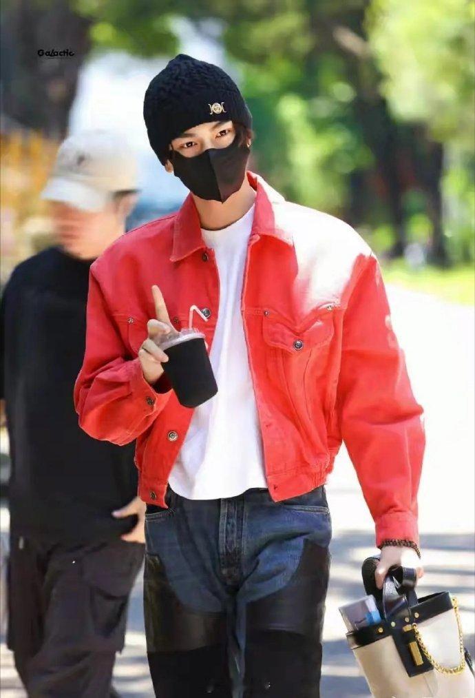 丁禹兮范思哲一周年上班look 丁禹兮范思哲一周年上班look🈶时尚感怎么样？