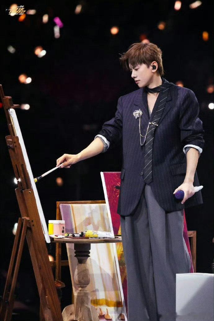 张杰分不清张杰是退场还是上场了大型翻车又好笑现场！张杰退场被升降机抬上来，帅不过
