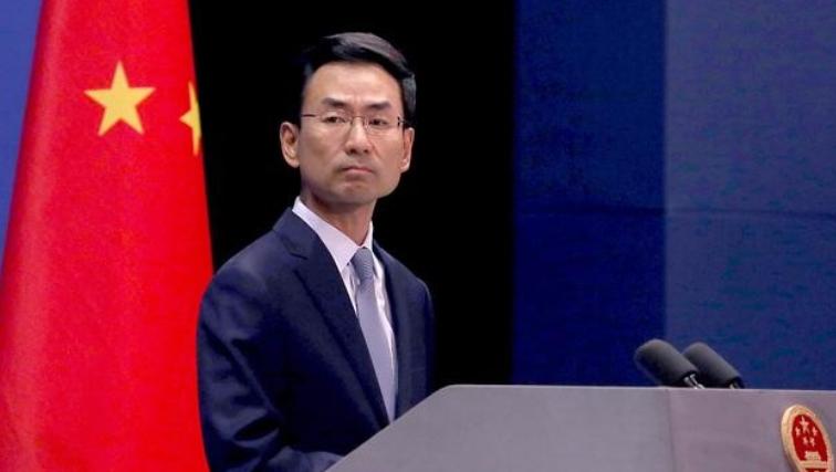 就在高市早苗狂言涉台底线的瞬间，北京的通稿里，“日本政府”四个字突然消失，换成了