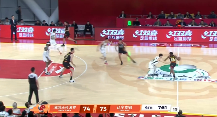 崩溃。。。。。。连续3个快攻不得分，这样浪费机会是要被惩罚的。深圳男篮vs辽宁男
