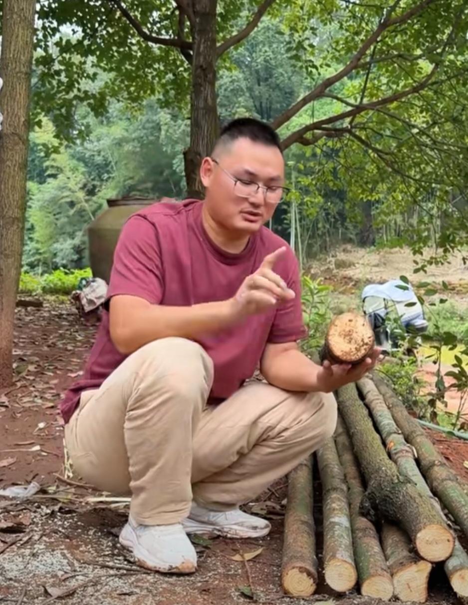 我要笑喷[我想静静]。有人网友跑来祝福我，祝福我找到小二娃这样的渣男，还让我嫁给