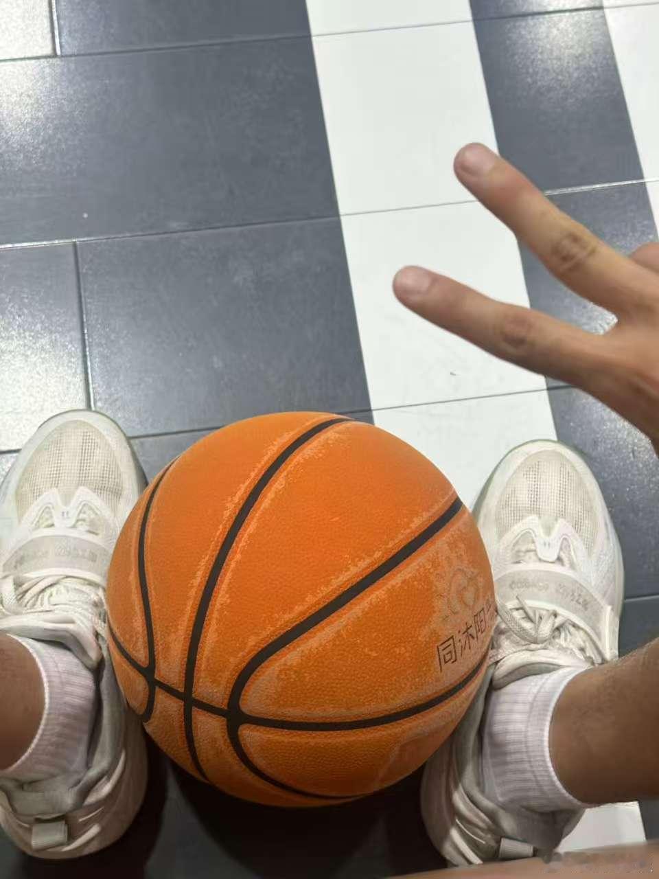 赵小童的篮球日赵小童说青岛真的好凉快赵小童的篮球日，帅，可以可以 ​​​