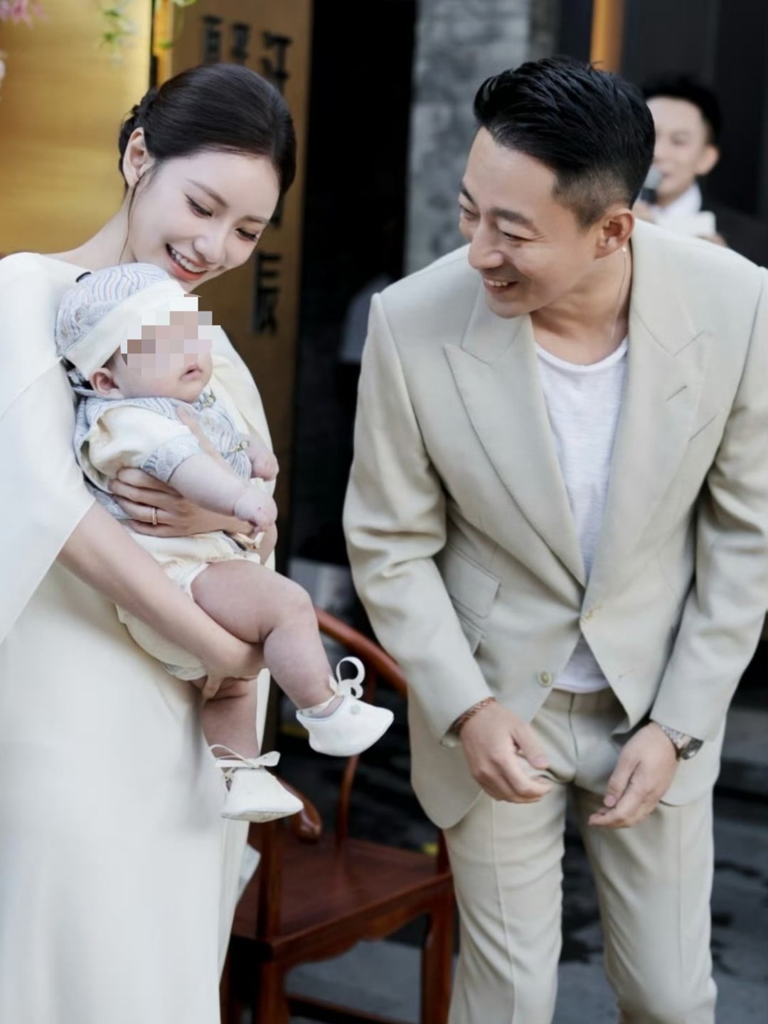 马筱梅儿子百日宴 京城四少爱新觉罗汪小菲与二婚妻子马筱梅在北京麻六记门店为儿子“