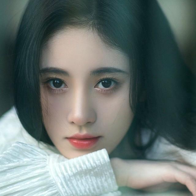 今天刷到一组鞠婧祎的美图，又被她的颜值鲨到了！话说“四千年美女”这个称号，她真的