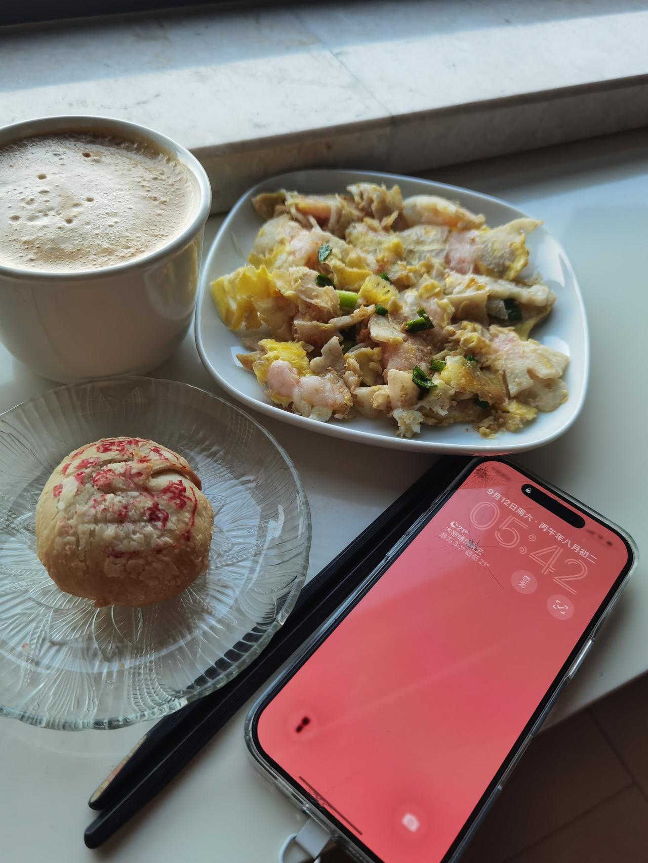 独居老人的蛋白质早餐

今日早餐：莲藕片炒虾滑鸡蛋，一杯牛奶咖啡，一个老大房鲜肉