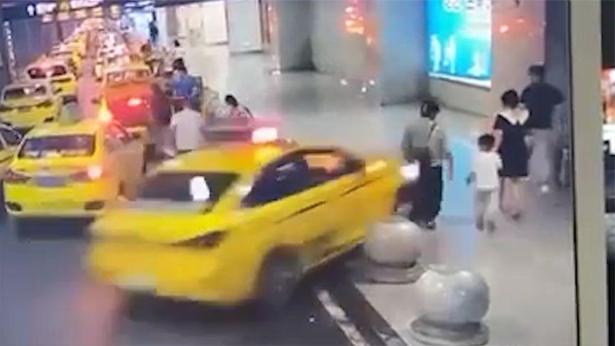 【重庆北站一出租车冲上人行道致2伤 警方：驾驶员操作不当致车失控】据重庆市公安局