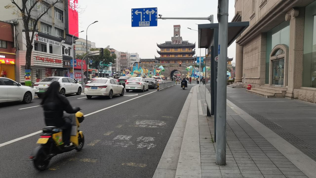 大家一说到宁波景点，应该都会去月湖天一阁，鼓楼走一走。
那鼓楼到底有什么？
直观