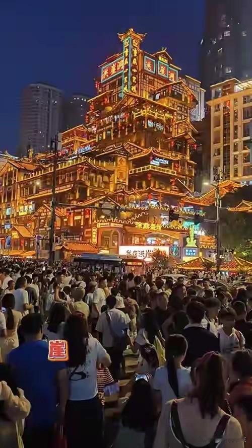 辛辛苦苦调休抢高价机票、挤破头订酒店千里奔赴！结果逛遍大江南北，看到的全是流水线