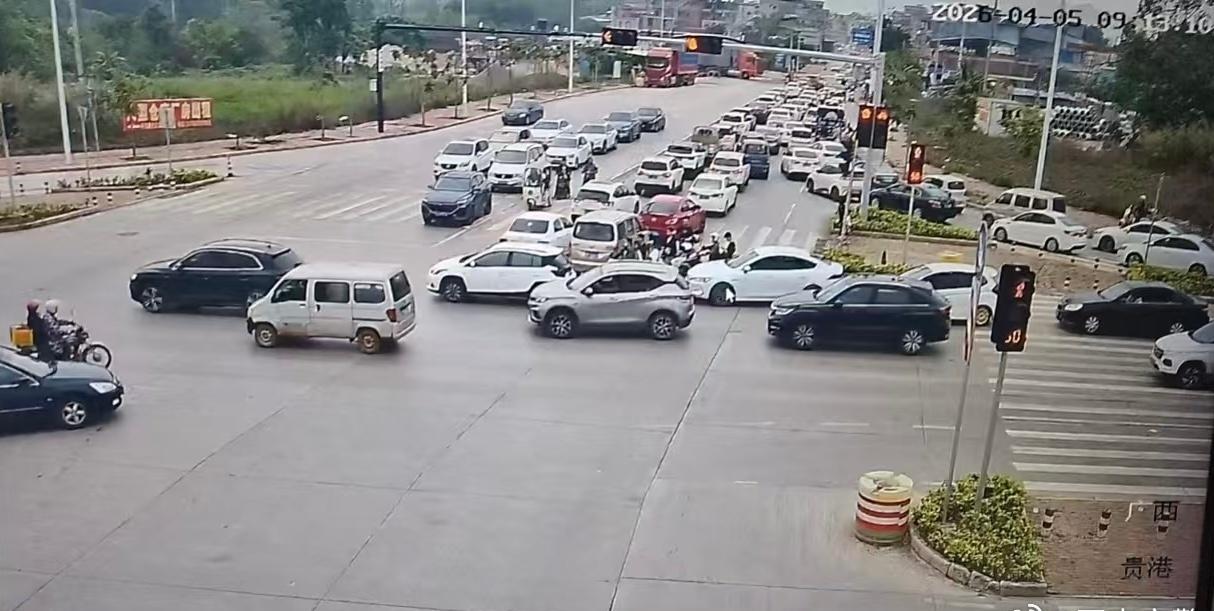 交通安全提示4月5日9点许，清明节假期第二天。辖区迎来出行高峰，道路交通繁忙。其