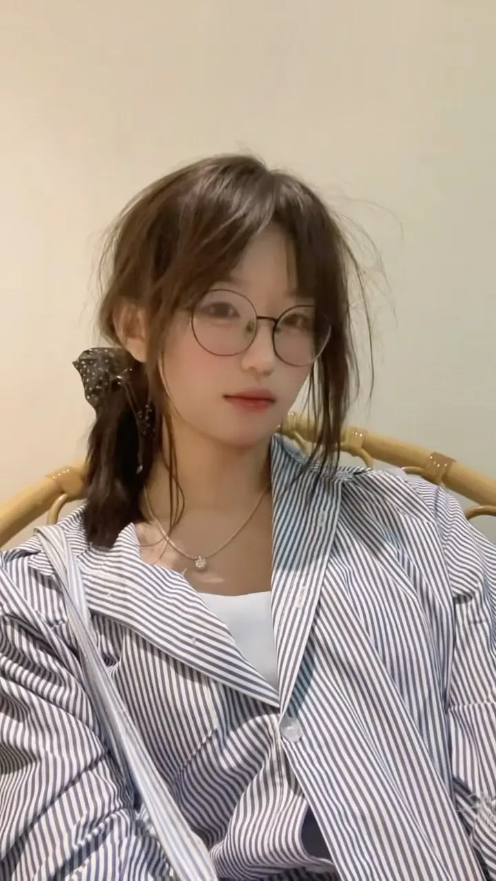 捏我脸的时候是觉得可爱还是好骗？