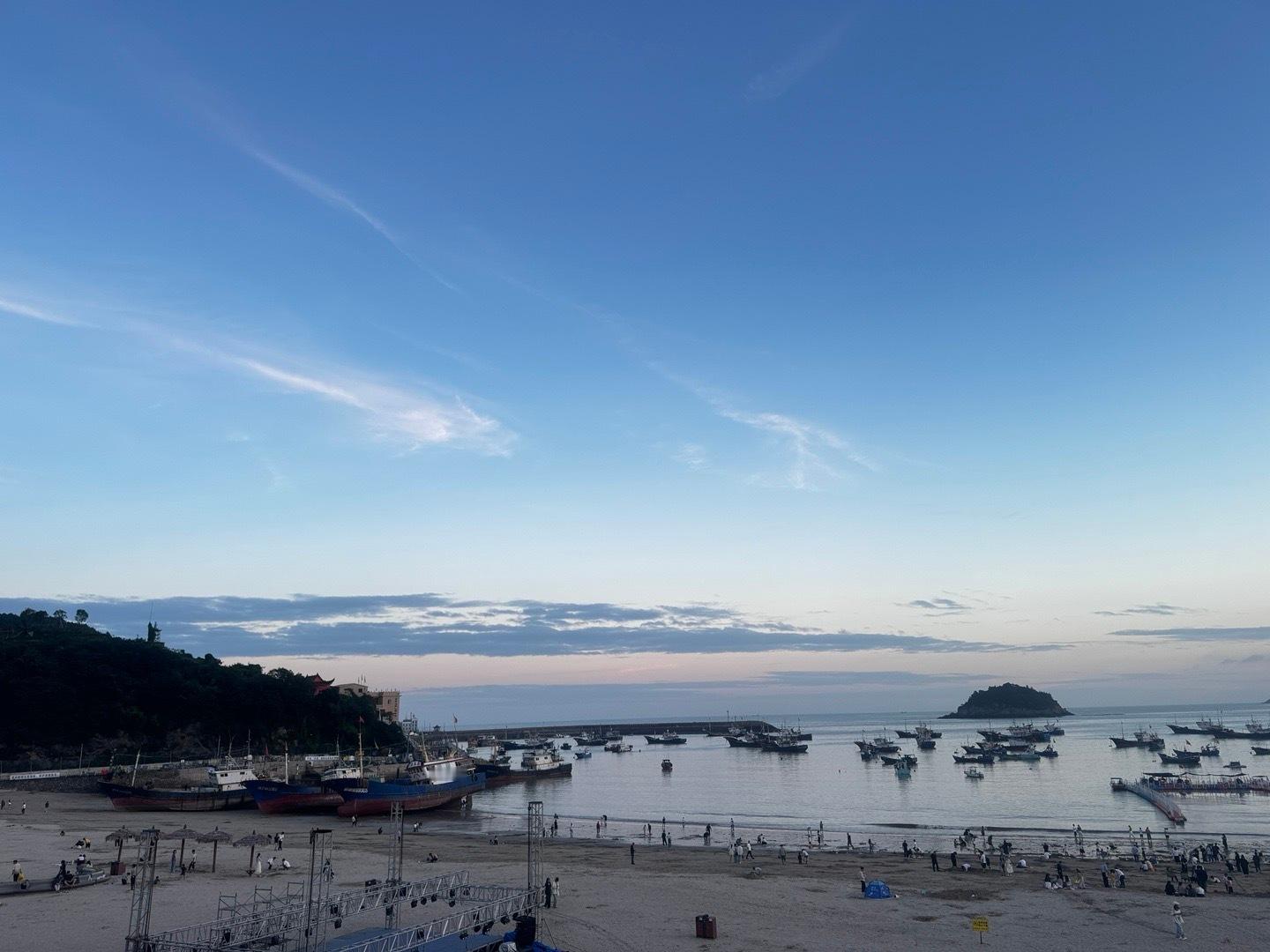 来龙港 吃海鲜 看看东海  旺一下我的海底轮 还有敲爱的榴莲  ​​​