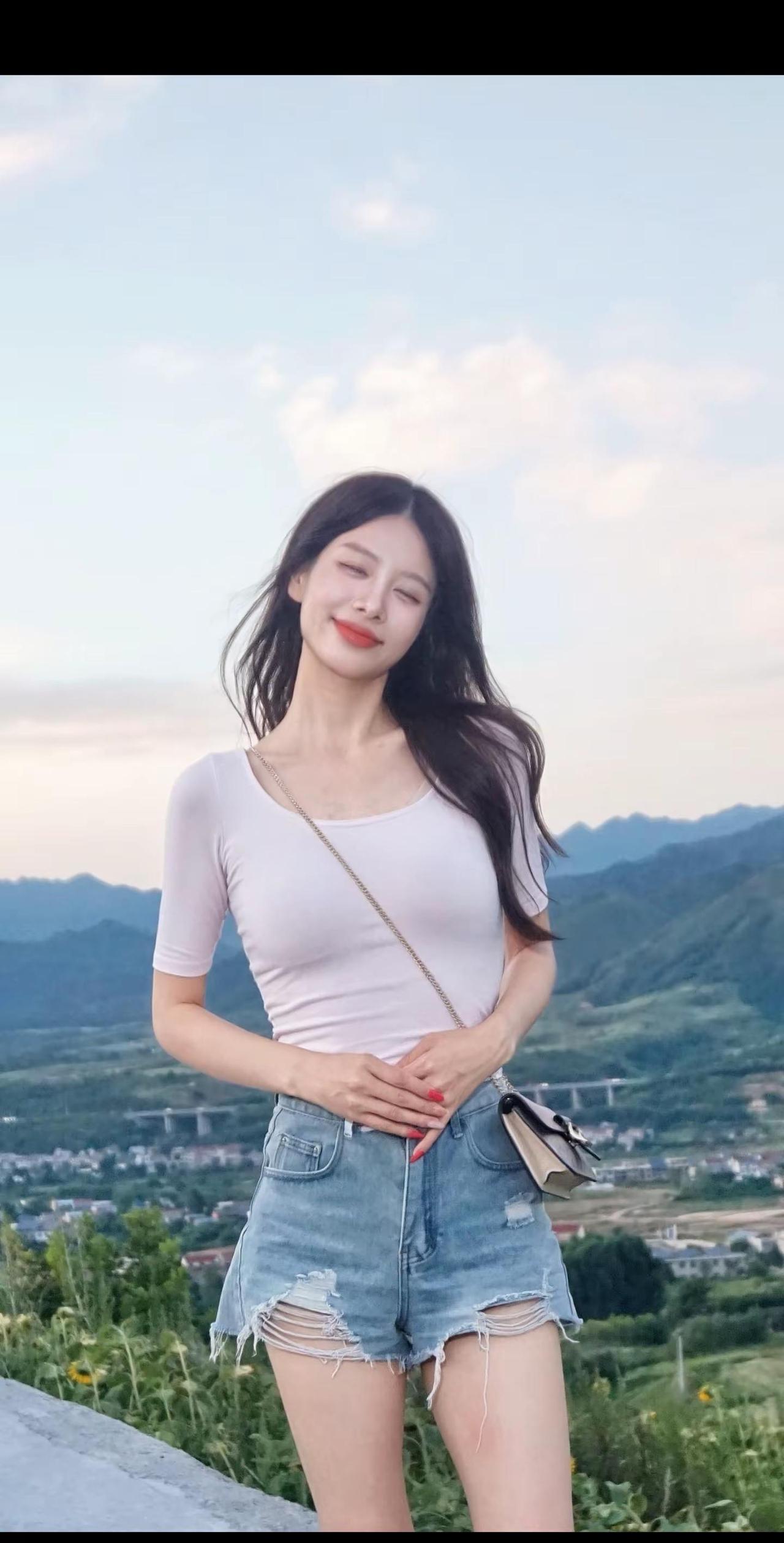 我听说落叶会随着小河，就能看见大海的广阔牛仔短裤 户外少女ootd