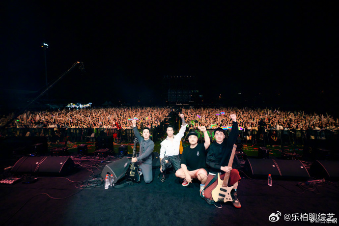 白举纲南京大学大合唱   白举纲荒野爱人巡演上海站真的是给我们带来了很多的期待了