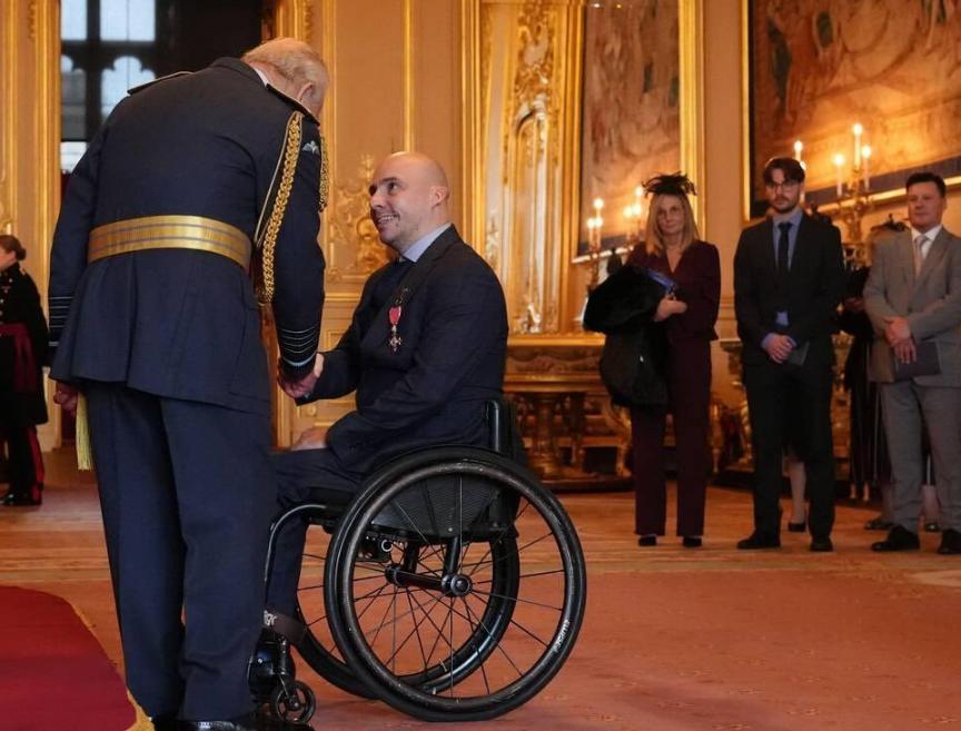 查尔斯三世在温莎城堡主持授勋仪式，元气满满，身体这是大好了。
难怪威廉王子最近抑