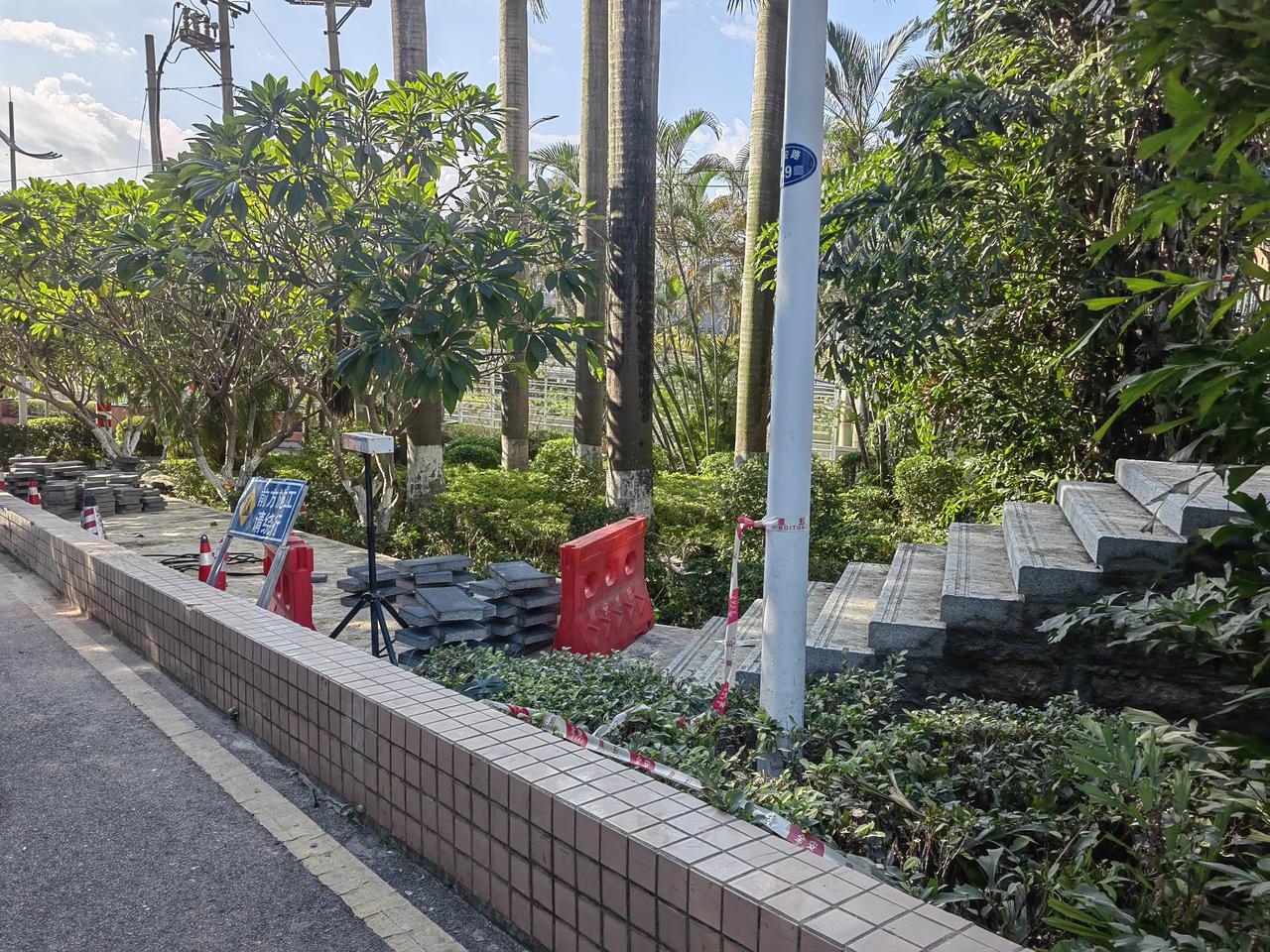 新西桥头微改造，路人终于可以不用在马路上跟车辆争道了，安全性便利性得到提高。。。