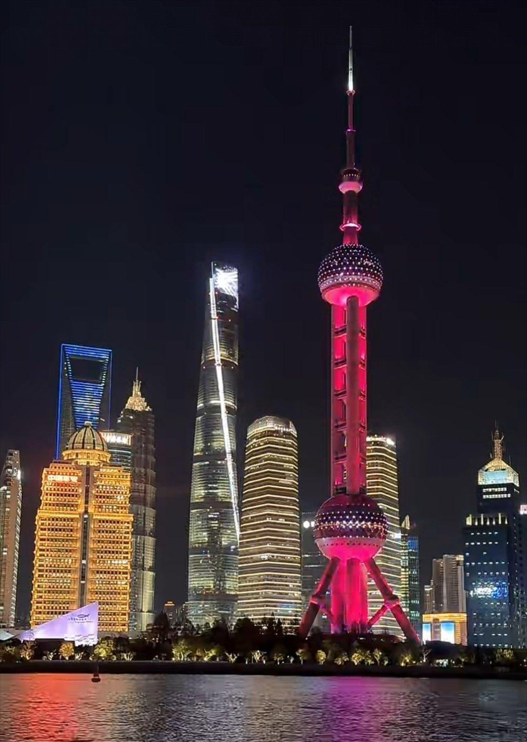 终于明白了为什么上海叫魔都这里既有市井烟火，也有万丈星光。 