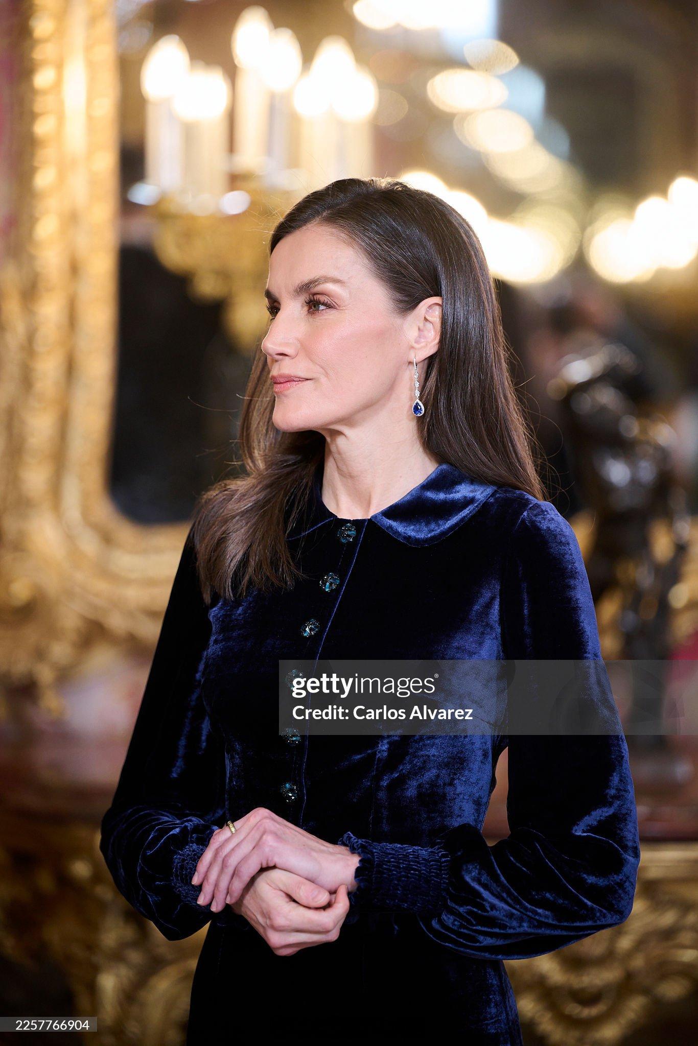 1.23 西班牙国王菲利普六世和王后莱蒂齐亚出席外交接待会，小莱礼服来自FELI