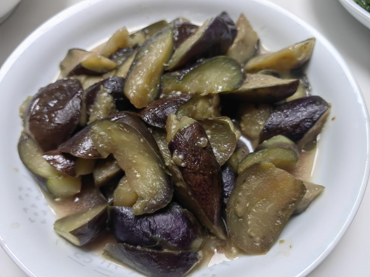 与父母的晚餐。
素炒​茄子，父亲说上周我那苏州朋友（大概是袁博士们）来四只茄子没