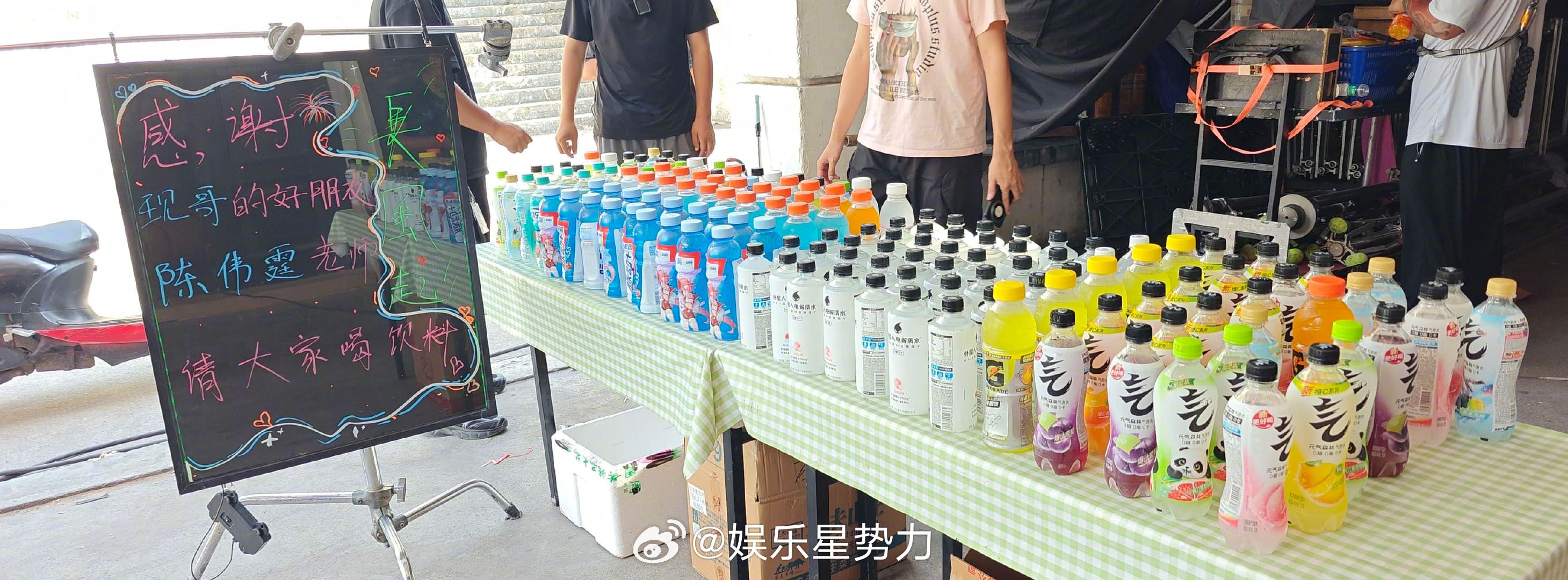 陈伟霆请李现长风起剧组喝饮料 关系好好！两位高颜值男神互动太有爱，期待《九门》早