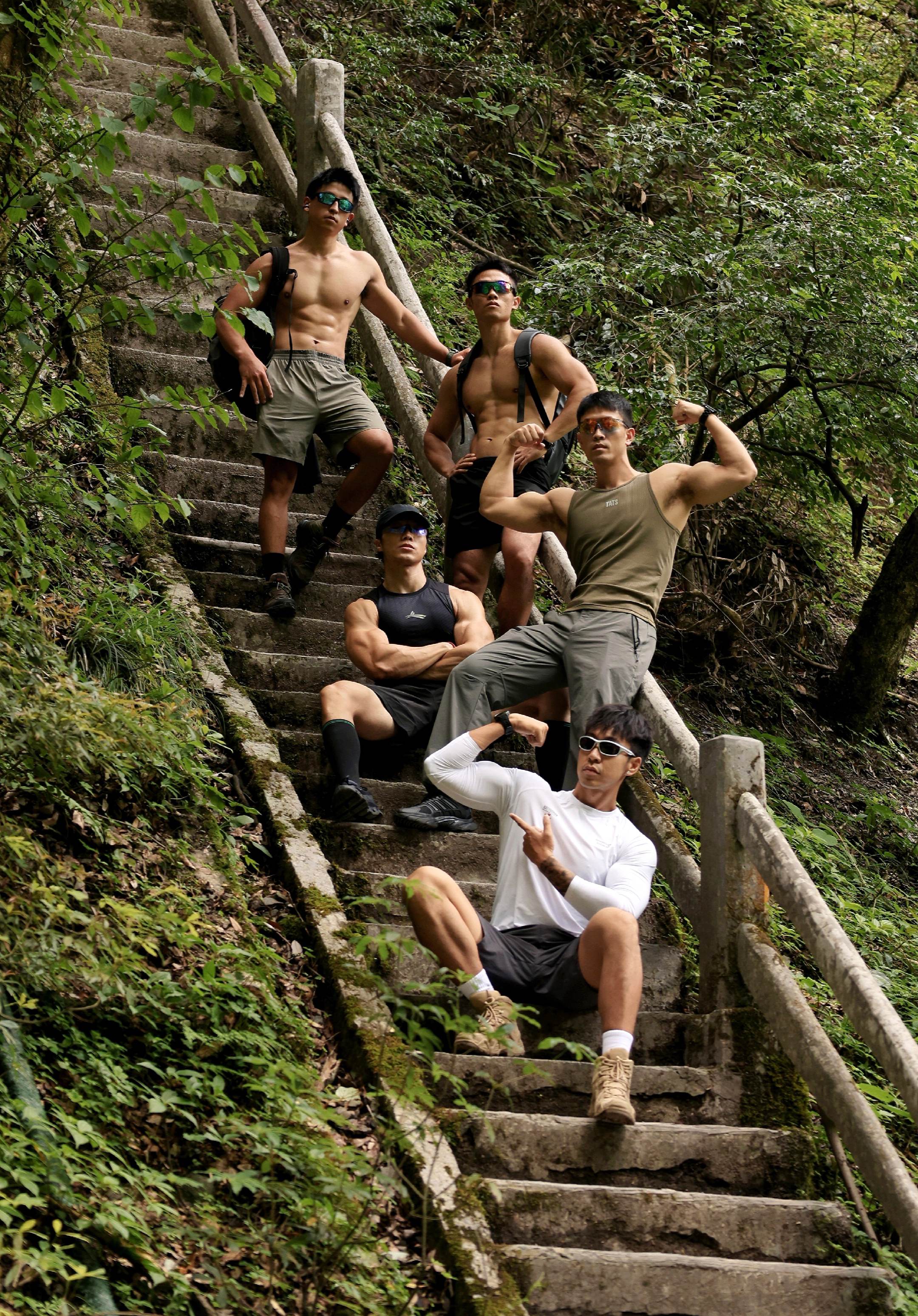 治愈系徒步天花板！金佛山碧潭幽谷。这是勇敢者的天堂，这是耐力、毅力和胆...