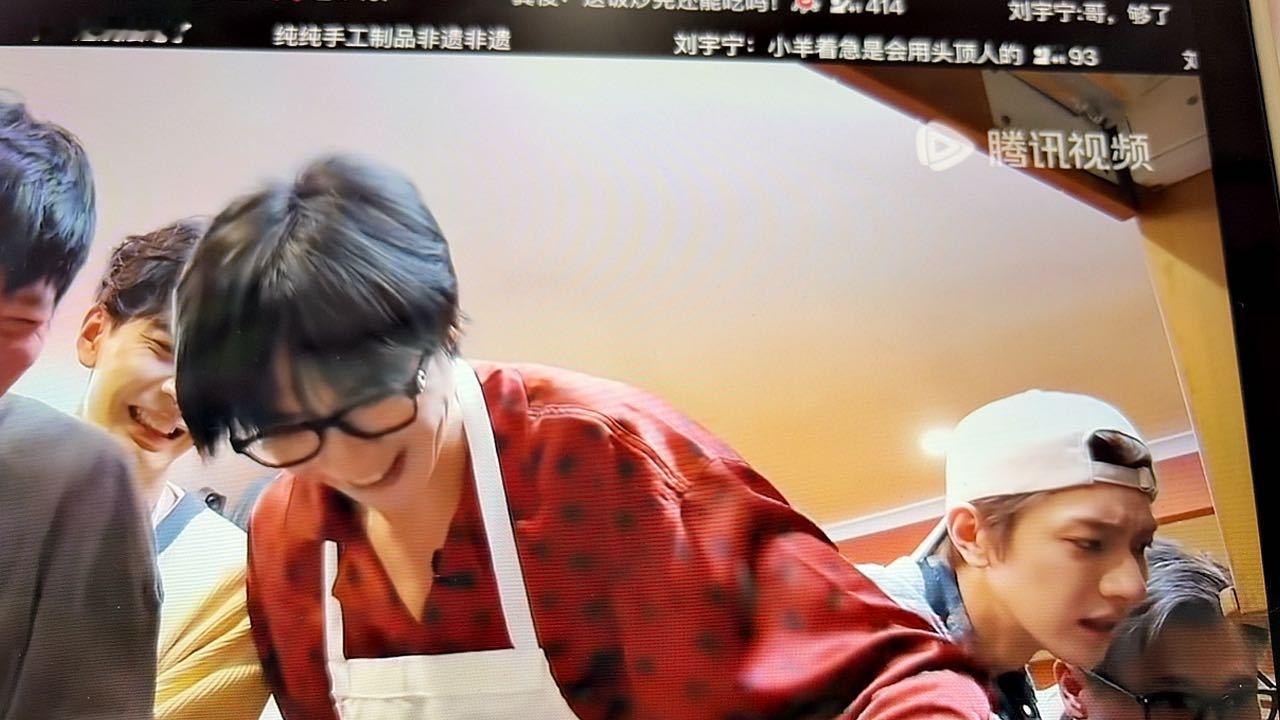 摩登兄弟刘宇宁地球超新鲜 哥 在看你做炒饭呢
