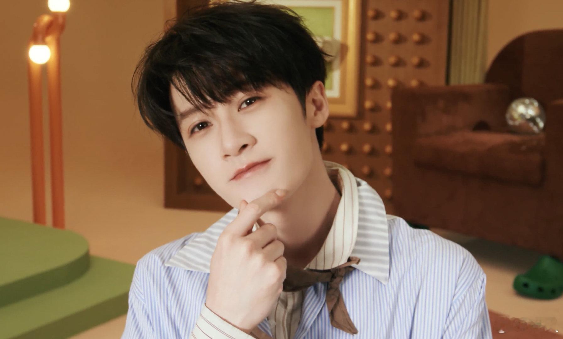 檀健次喜提洞门拼豆小人 喜提 Q 萌拼豆小人，直接解锁洞门新乐趣！舞台上是气场拉