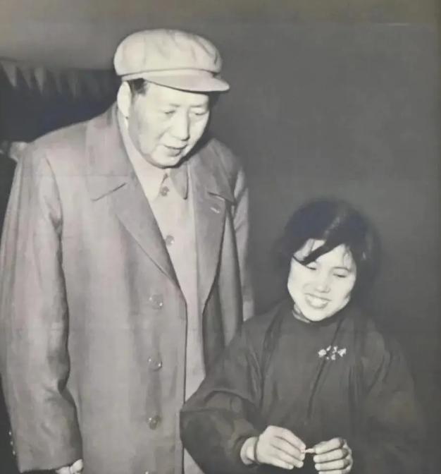 1958年，毛主席来到沈阳机床电器厂视察，全厂工人都低头不语，只有一位年轻女性大