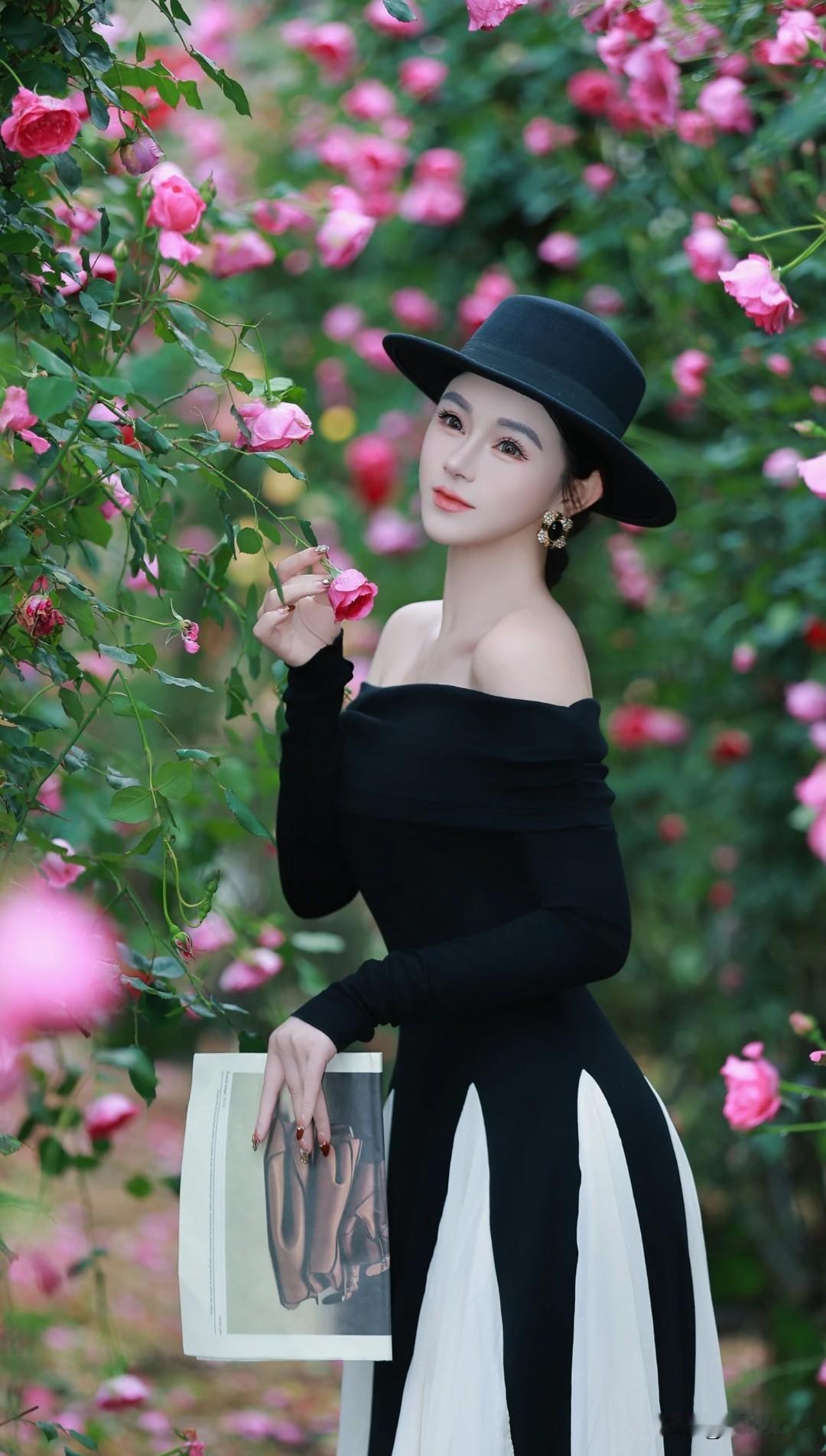 优雅的玫瑰园，黑裙与粉花的完美融合，复古与现代的碰撞。