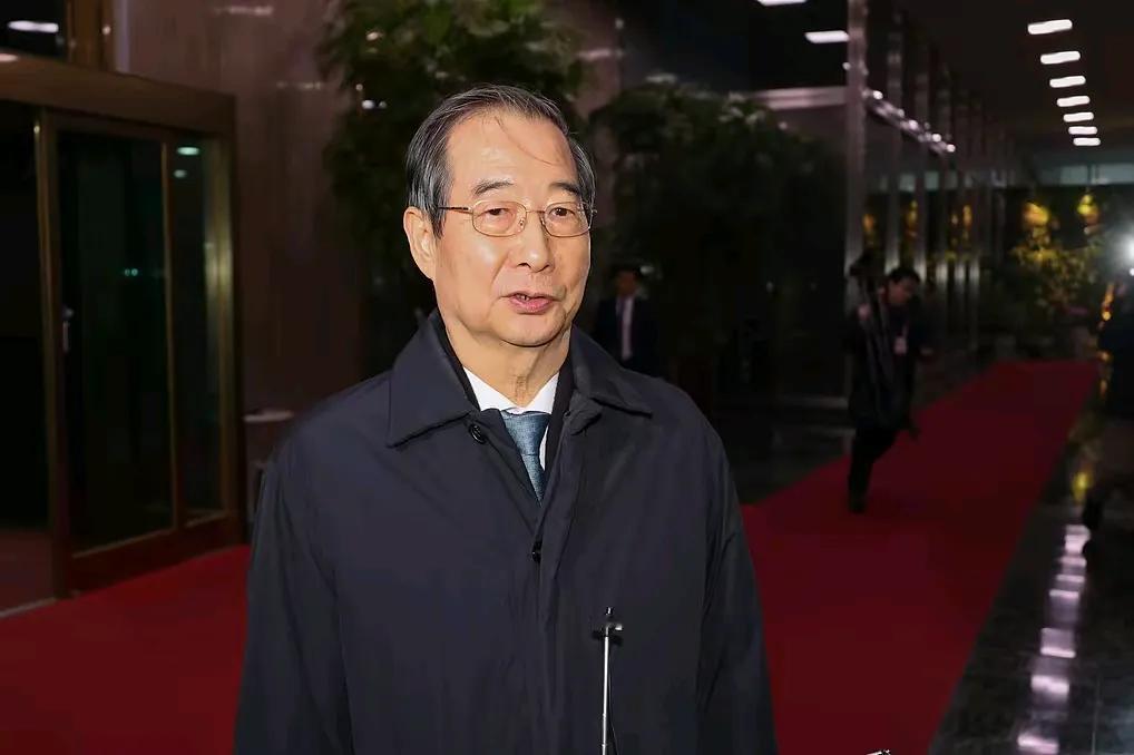 韩国代总统韩德洙被停职。
2024年12月27日，韩国国会以192票赞成通过代总