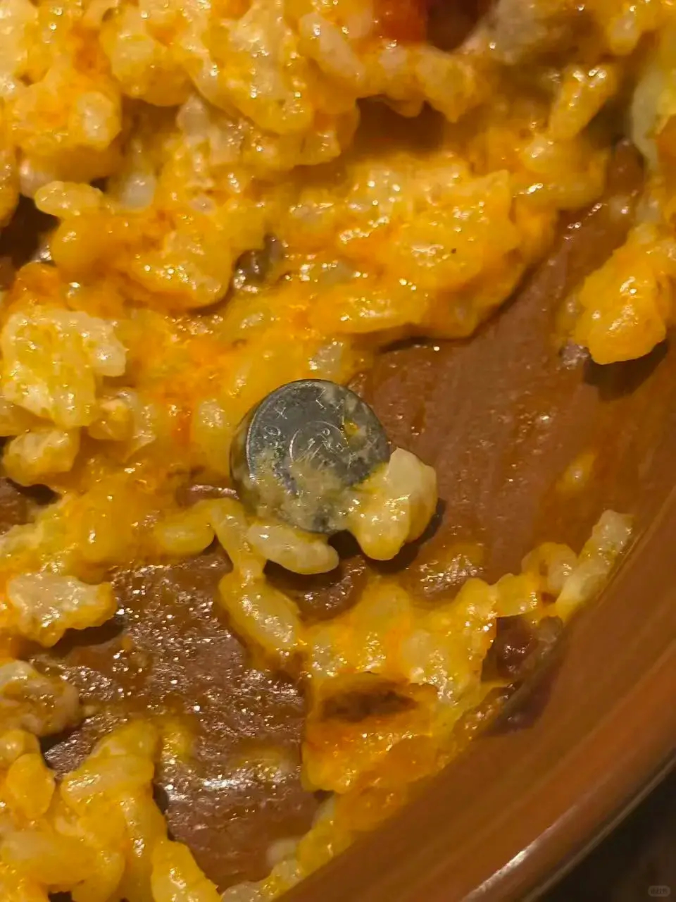 曝萨莉亚饭食中吃出纽扣电池【网友称家人在萨莉亚饭食中吃出纽扣电池，门店：已免单，