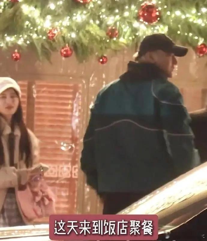 黄子韬徐艺洋和朋友聚完餐后，黄子韬在餐厅门口看到圣诞树立马叫徐艺洋过去拍照，时时